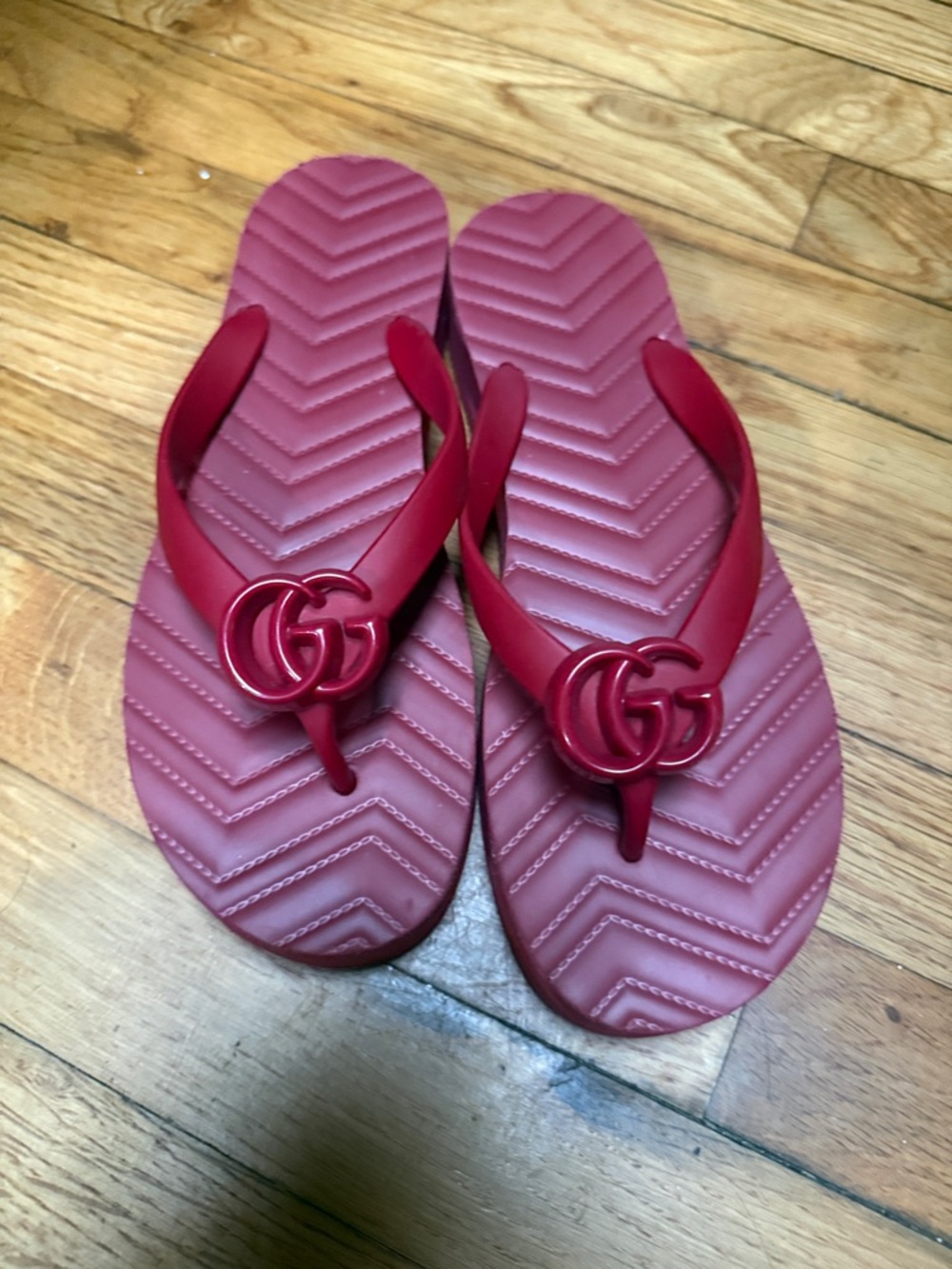 Gucci Red Women's Logo  chevron Thong Sandals